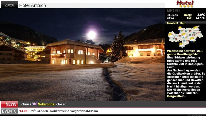 InfoChannel-Bildschirm im Hotel Artitsch: Foto im Hauptbereich, Wetterspalte rechts, Laufbänder für News und Events